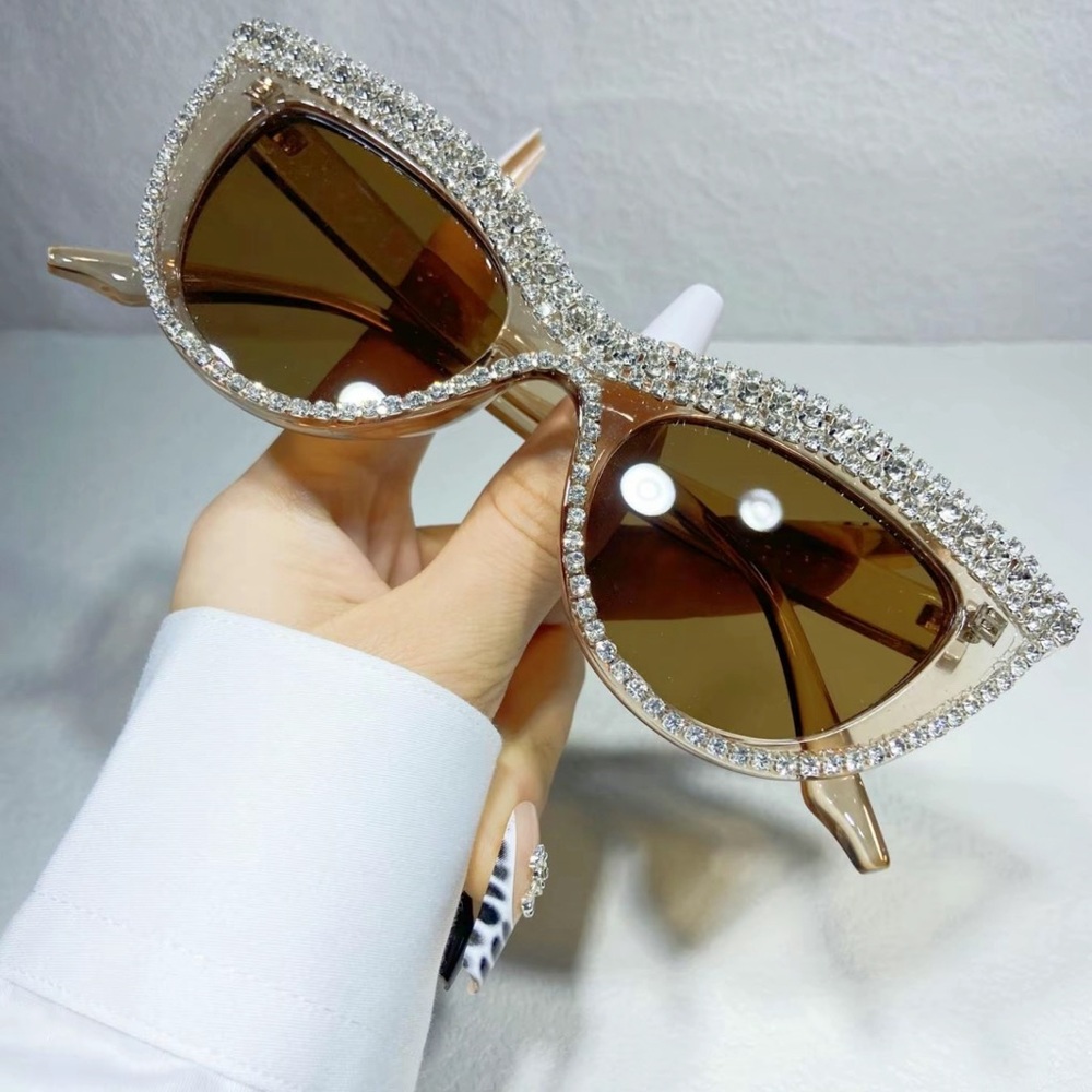 New Arrival Sunglasses “ Sparkle”in Taupe🕶️